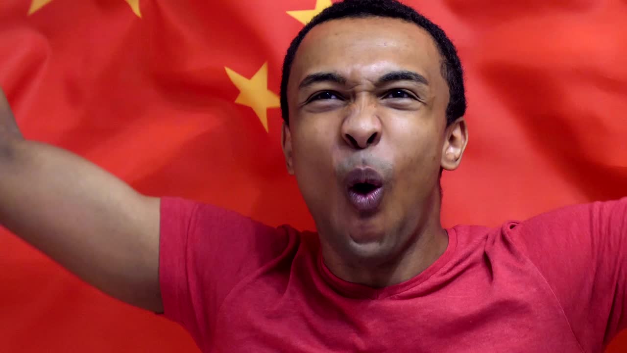 un fanático chino celebra sosteniendo la bandera de china en cámara lenta
