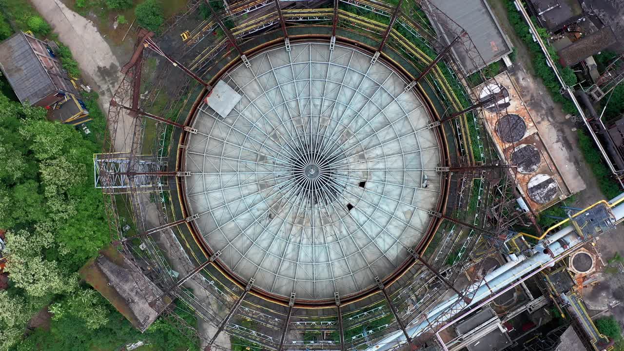 вид сверху вниз на резервуар для хранения на заброшенном сталелитейном заводе