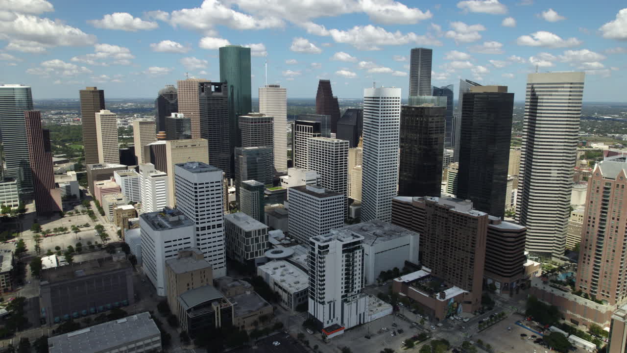 Vista aérea orbitando o centro de Houston, dia parcialmente ensolarado no Texas, EUA