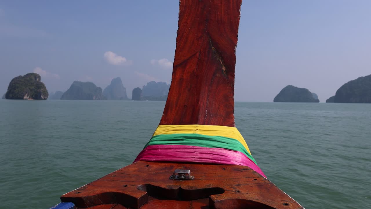 활기찬 옷 을 입은 배 가 석회암 섬 들 을 지나가고 있다