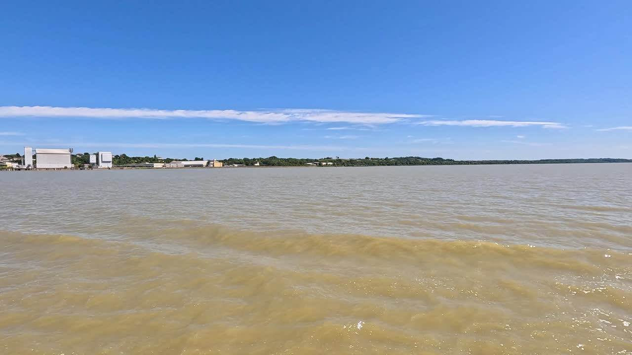 vista panorámica del río con edificios lejanos y cielo