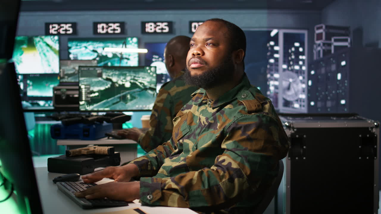 oficial haciendo tareas en la base militar, analizando movimientos