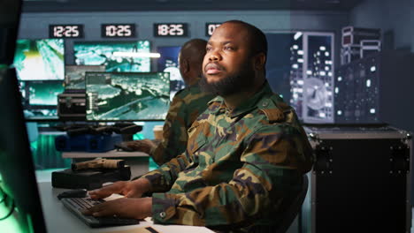 oficial haciendo tareas en la base militar, analizando movimientos