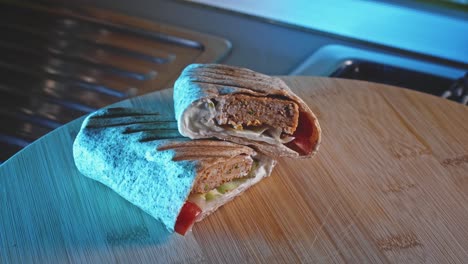 Putenhackfleisch-Wrapburger-Zubereitet-Und-In-Zwei-Portionen-Geschnitten