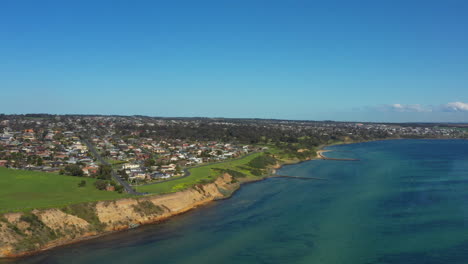 Orbital-Aéreo-Sobre-Clifton-Springs-En-Un-Día-Soleado-Azul,-Australia