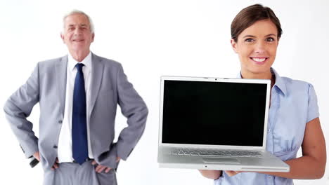 empleado sonriente sosteniendo una computadora portátil