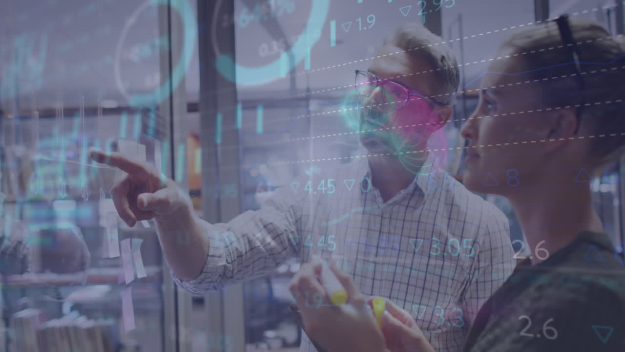 animación del procesamiento de datos financieros sobre personas de negocios que trabajan en la oficina