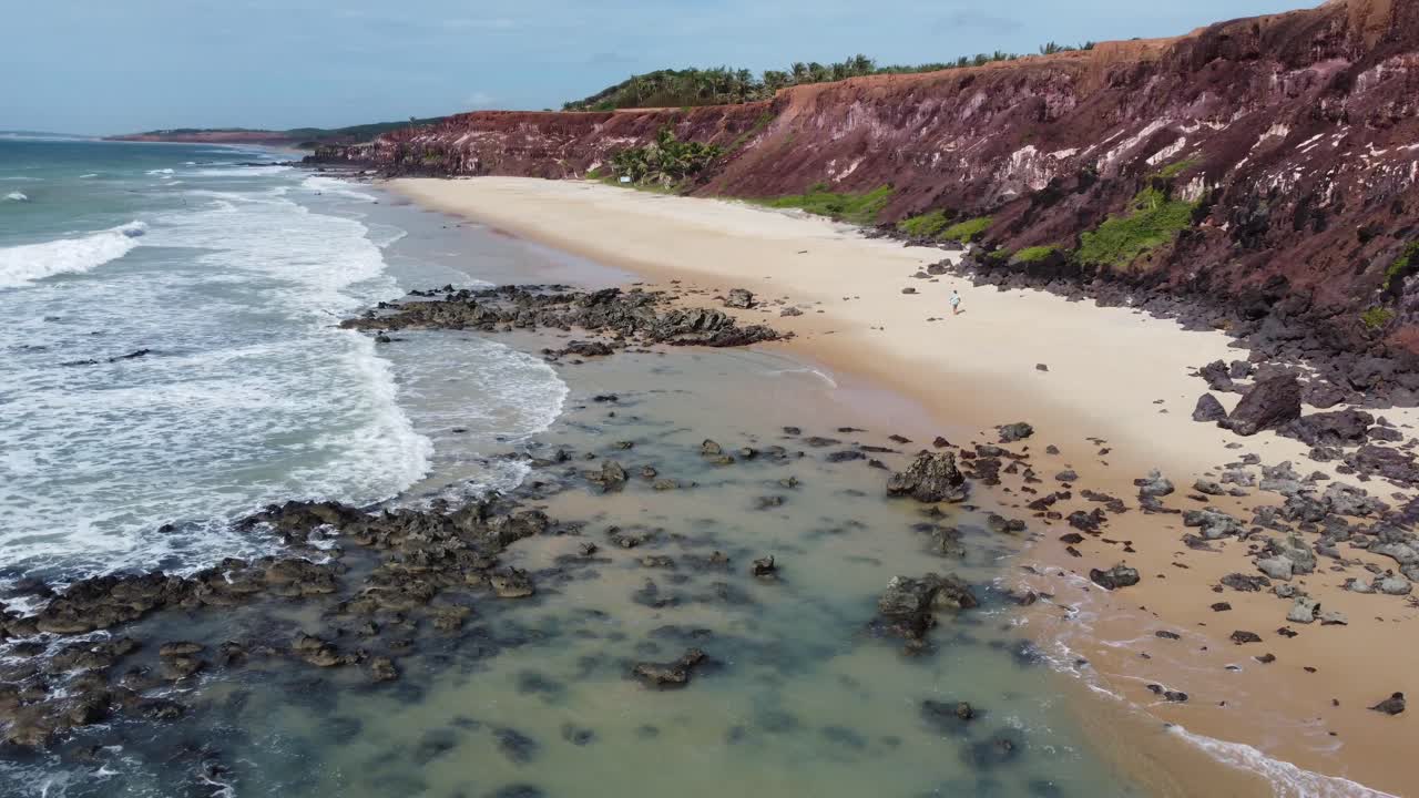 pipa chapadao panorámica bajo acantilados en playa brasileña con aguas claras y belleza