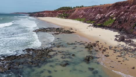 Pipa-Chapadao-Panorámica-Bajo-Acantilados-En-Playa-Brasileña-Con-Aguas-Claras-Y-Belleza