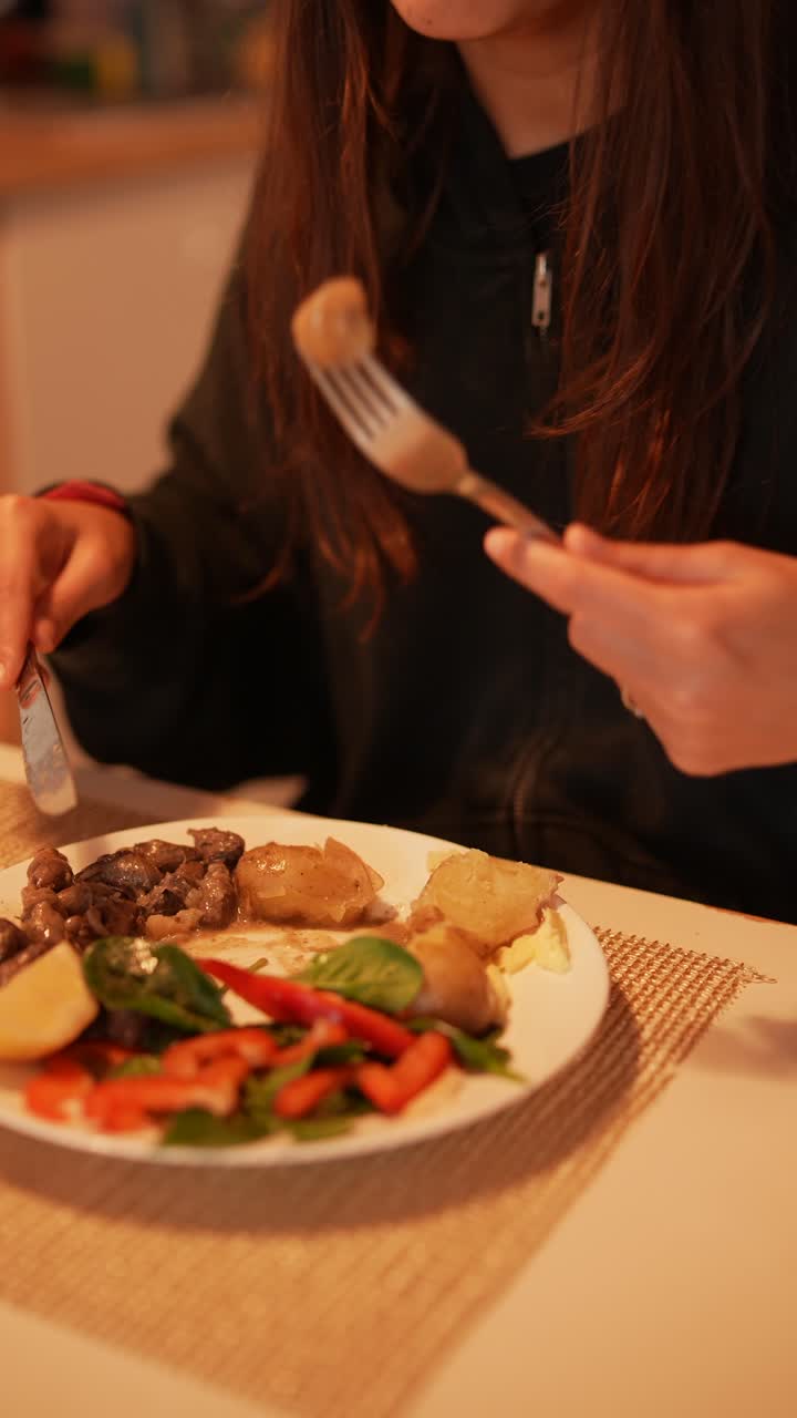 mujer comiendo una comida