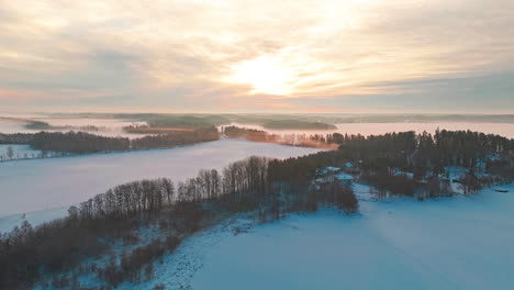 Der-Abstieg-Zeigt-Die-Weite-Nordskandinavische-Landschaft-Mit-Schnee--Und-Eisbedeckten-Wäldern-Und-Nebel,-Der-Die-Wunderschöne-Landschaft-Einhüllt