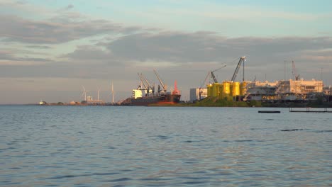 turbinas eólicas instalación industrial svnad en las orillas de aalborg