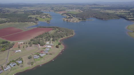 Ciudad-De-Yungaburra-En-El-Lago-Tinaroo-En-Las-Mesetas-De-Atherton,-Queensland,-Australia---Toma-Aérea-De-Drones