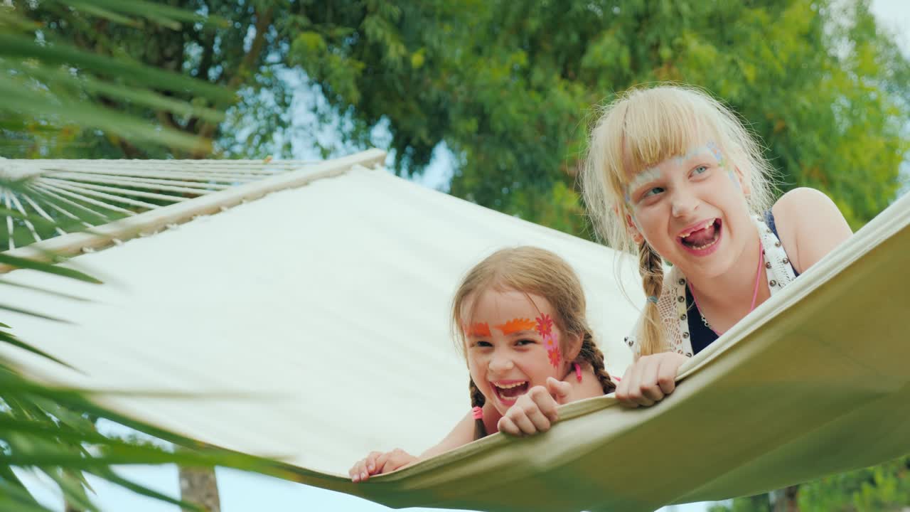 바가에서 재미있는 어린이 휴가, 아이들이 망치에서 놀고 놀고