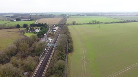 Drohnenaufnahmen-Eines-Kleinen-Bahnhofs-In-Kentish-In-Der-Malerischen-Landschaft-Von-Kent