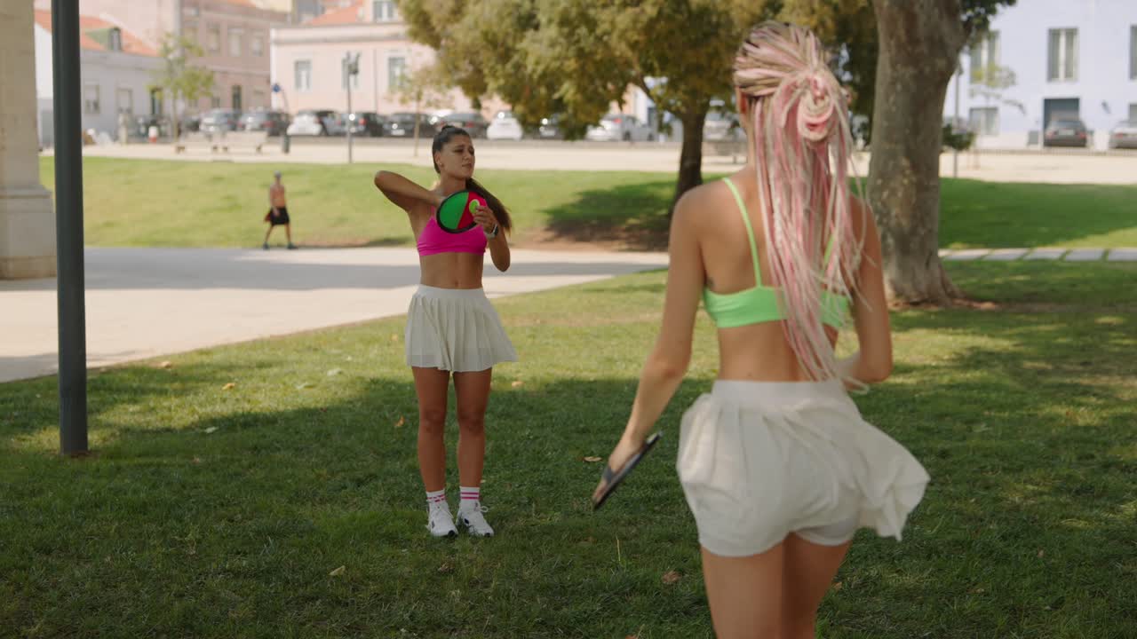 Ženy hrající frisbee v parku