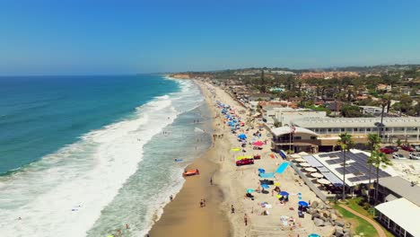 Playa-Llena-De-Gente-Durante-El-Verano-En-Del-Mar,-California,-EE.UU.