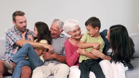 familia de varias generaciones jugando en el sofá
