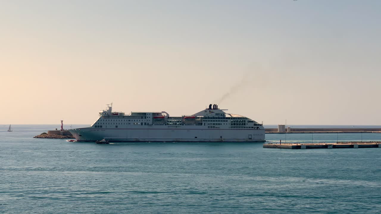 바르셀로나에서 자동차와 승객 발레아레스 제도 마요르카의 페리 보트 수송 배의 꼬리의 항구 클로즈업에서 출발