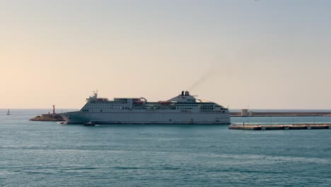 Ferry-Transporte-De-Coches-Y-Pasajeros-Islas-Baleares-Mallorca-Desde-Barcelona-Salida-Del-Puerto-Primer-Plano-De-La-Cola-Del-Barco