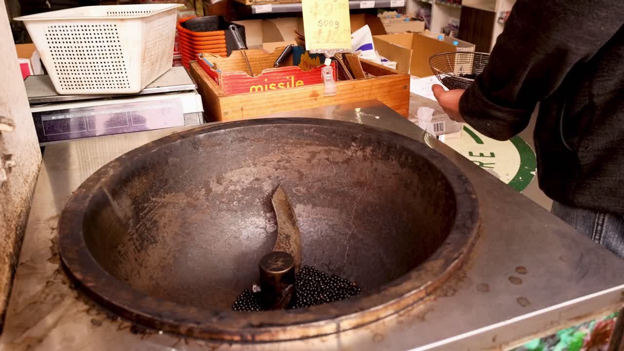 커피 콩 을 큰 판 에 는 사람