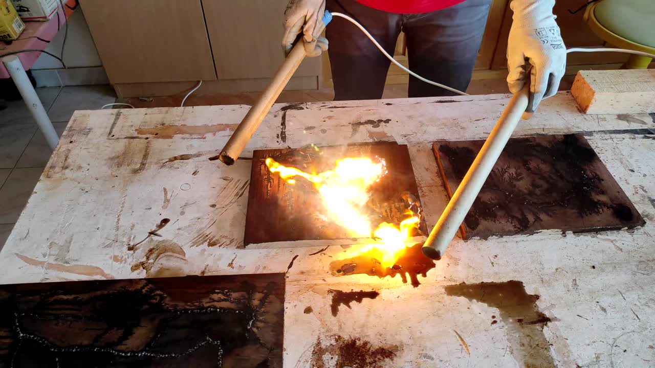 Tecnica di pirografia del legno con elettricità ad alta tensione