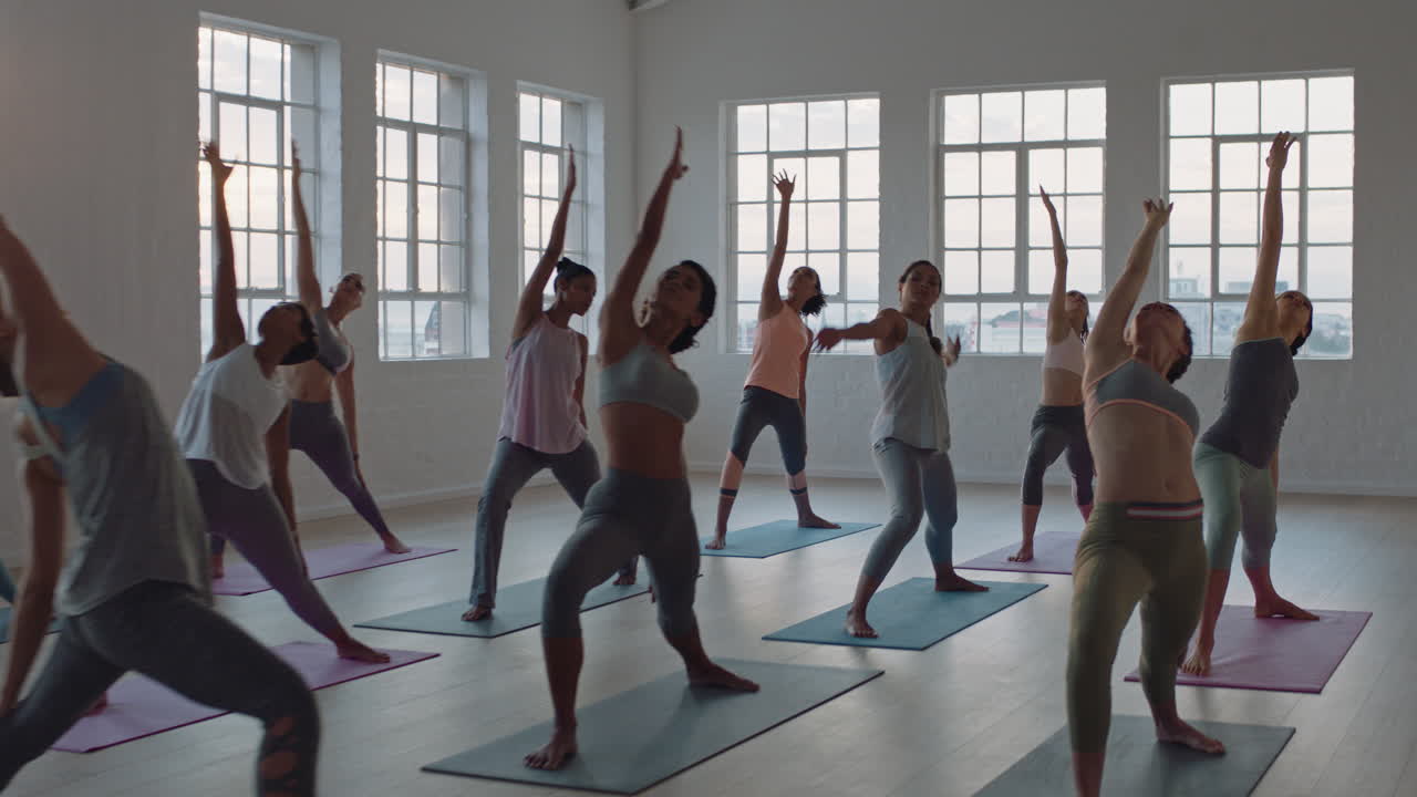 역전사 포즈를 연습하는 건강한 여성의 요가 수업은 일출 시 그룹 명상 교육 운동 자세를 이끄는 피트니스 스튜디오 강사에서 운동을 즐기고 있습니다.