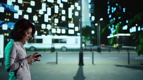 persona con estilo utiliza el teléfono inteligente en la caminata
