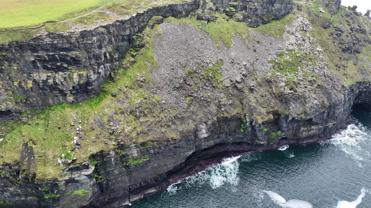 drone al oeste de irlanda acantilados de moher panorámica disparo de acantilados empinados cuevas marinas y el océano atlántico salvaje en un día de invierno en noviembre