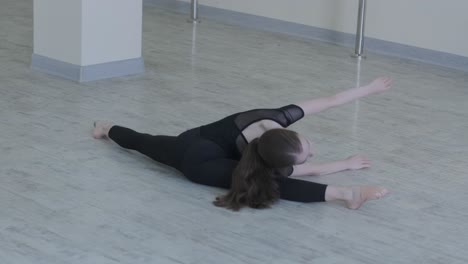 joven bailarina practicando movimientos de baile en el estudio