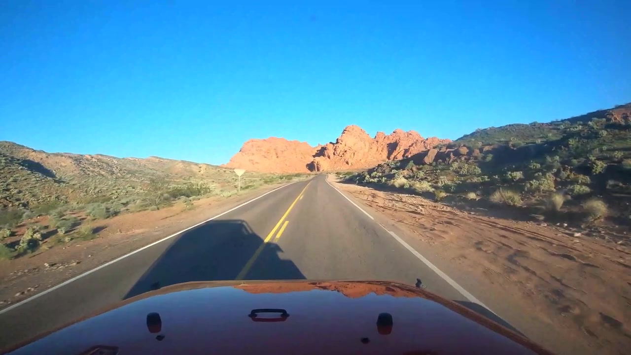 Conduciendo un vehículo rojo en el Parque Estatal Valley of Fire Nevada; a primera hora de la mañana, cerca de la entrada este del parque