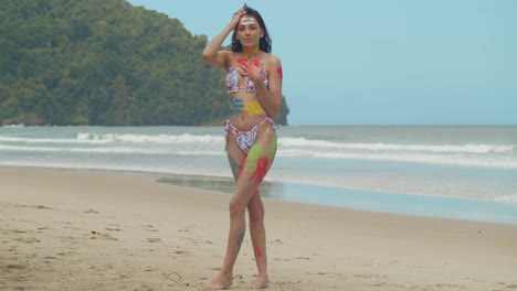 Una-Playa-Tropical-En-El-Caribe-Sirvió-De-Telón-De-Fondo-Para-Una-Niña,-Con-Su-Bikini-Y-Su-Cuerpo-Pintados-En-Una-Colorida-Celebración-Del-Arte.