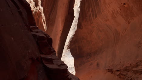 La-Cámara-Rastrea-Lentamente-A-La-Derecha-En-La-Ranura-Del-Cañón-Largo-En-El-Monumento-Nacional-Gran-Escalera-Escalante