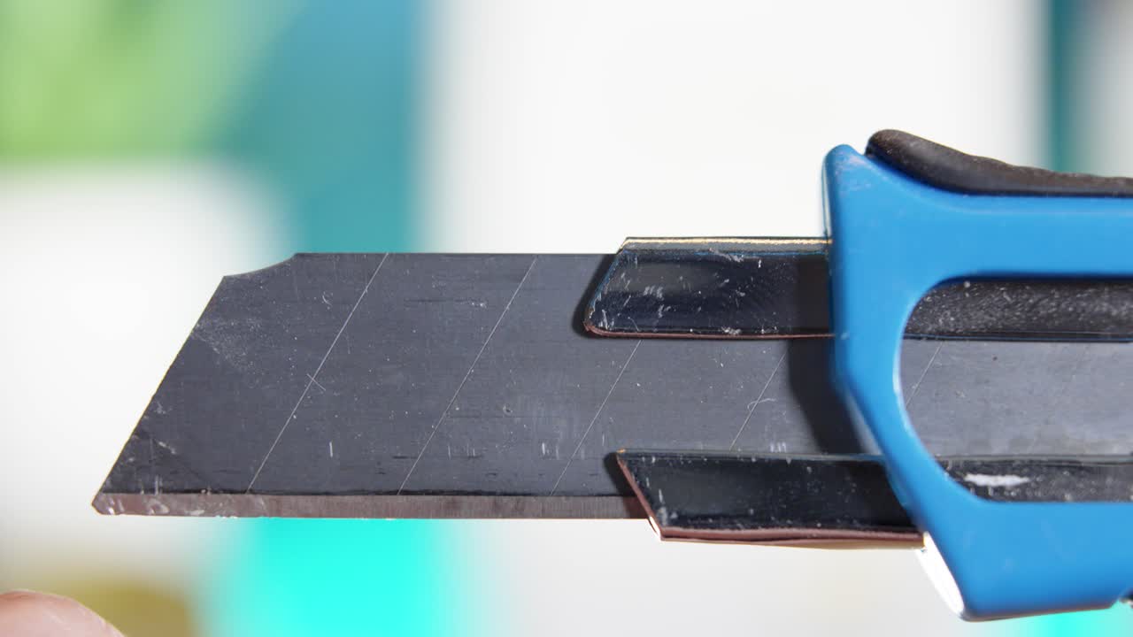 일회용 블레이드가 플라스틱 케이스에 들어오는 매크로