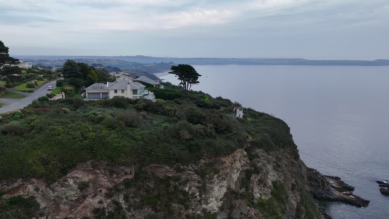 찰스타운 근처의 절벽 꼭대기에 있는 큰 집 코른월 영국 드론, 항공기