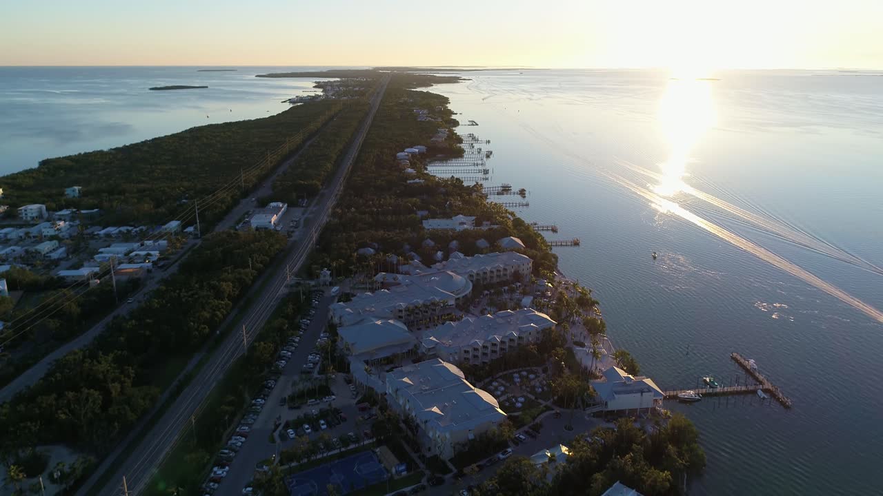 에어리얼  ⁇ 트 업 (aerial tilt up) 은 플로리다 키스 (florida keys) 의 이슬라마로다 (islamorada) 에서 일몰을 드러 ⁇ 니다.