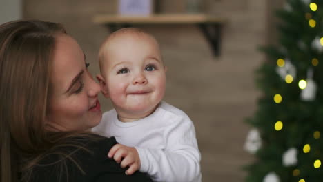 Mutter-Und-Baby-In-Zeitlupe.-Glückliche-Familie.-Mutter-Mit-Ihrem-Kind-Lächelt-Und-Lacht-Zu-Hause.