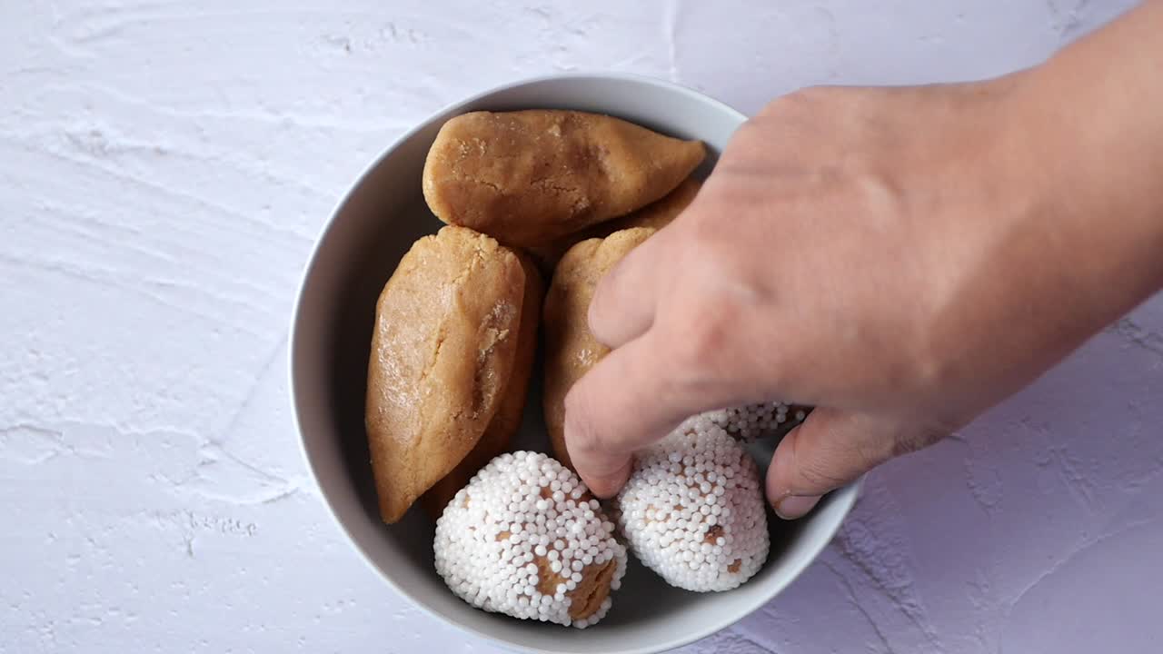 mano alcanzando dulces en un cuenco