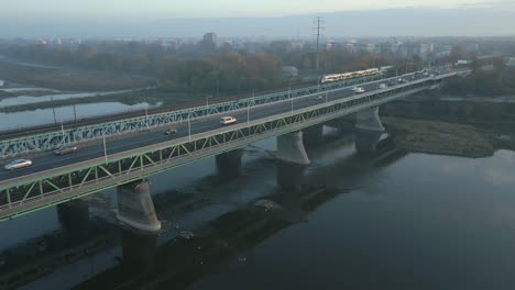 toma aérea de drones del puente multiplataforma sobre el río vistula en varsovia