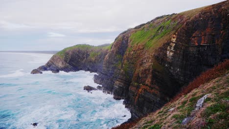 Olas-Salpicando-En-La-Ladera-De-La-Montaña-Rocosa---Crescent-Head-NSW,-Australia