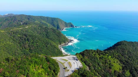 美麗的自然海岸線 藍色水域