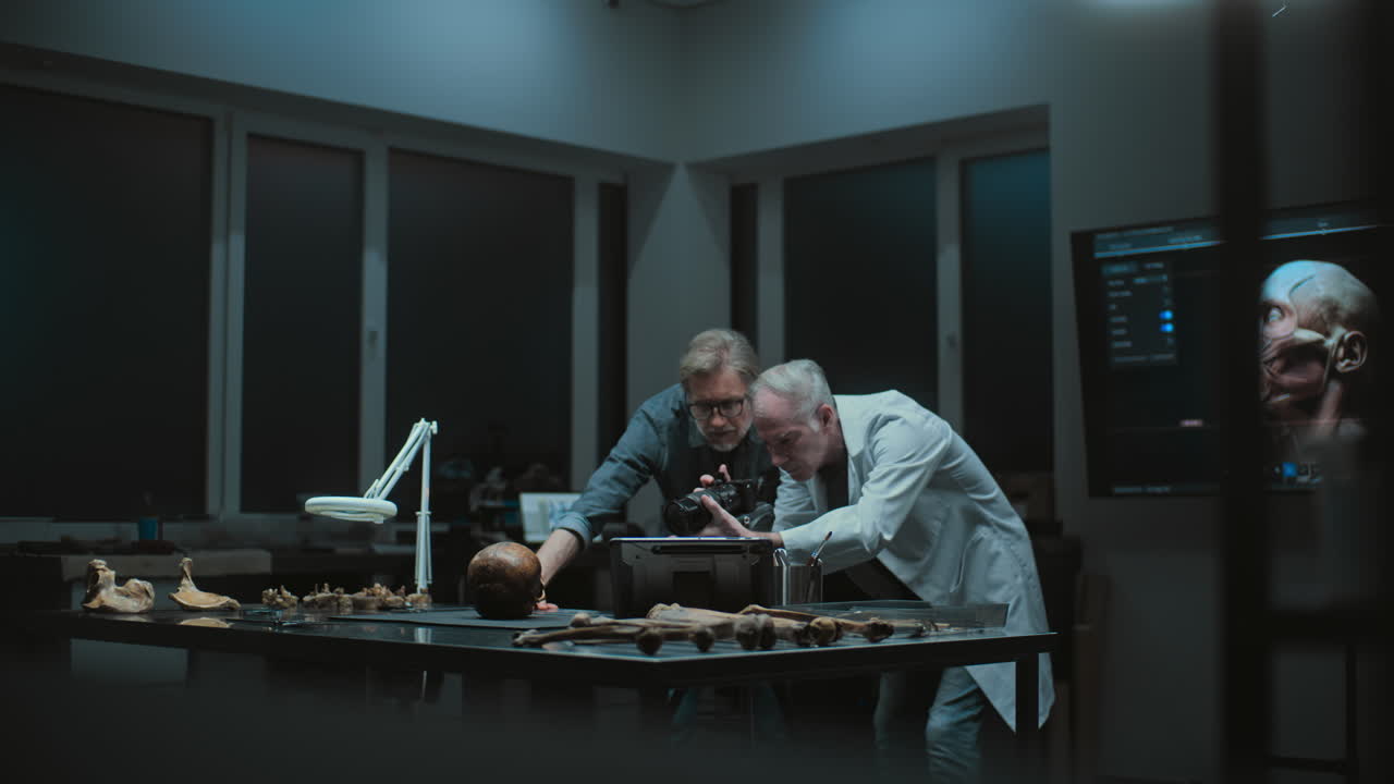 científicos examinando un cráneo en un laboratorio