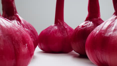ajo entero fermentado, verduras encurtidas fermentadas. imágenes de alta calidad en 4k