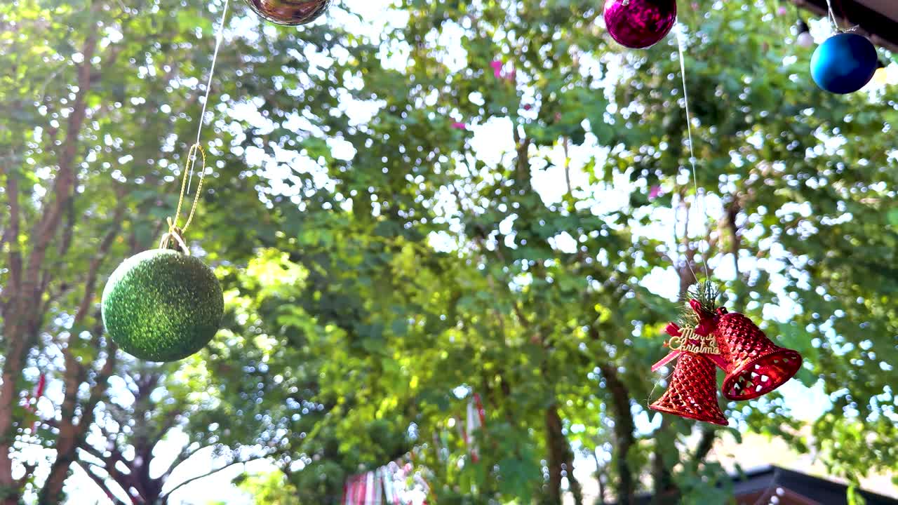 sinos e ornamentos decorativos pendurados em árvores