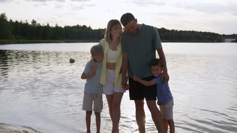 Familie-Umarmt-Sich-Am-Strand