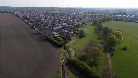 Urbanización-Rural-Vista-Aérea-Volando-Por-Encima-De-Tierras-De-Cultivo-De-Lancashire-Casas-Residenciales-De-La-Comunidad