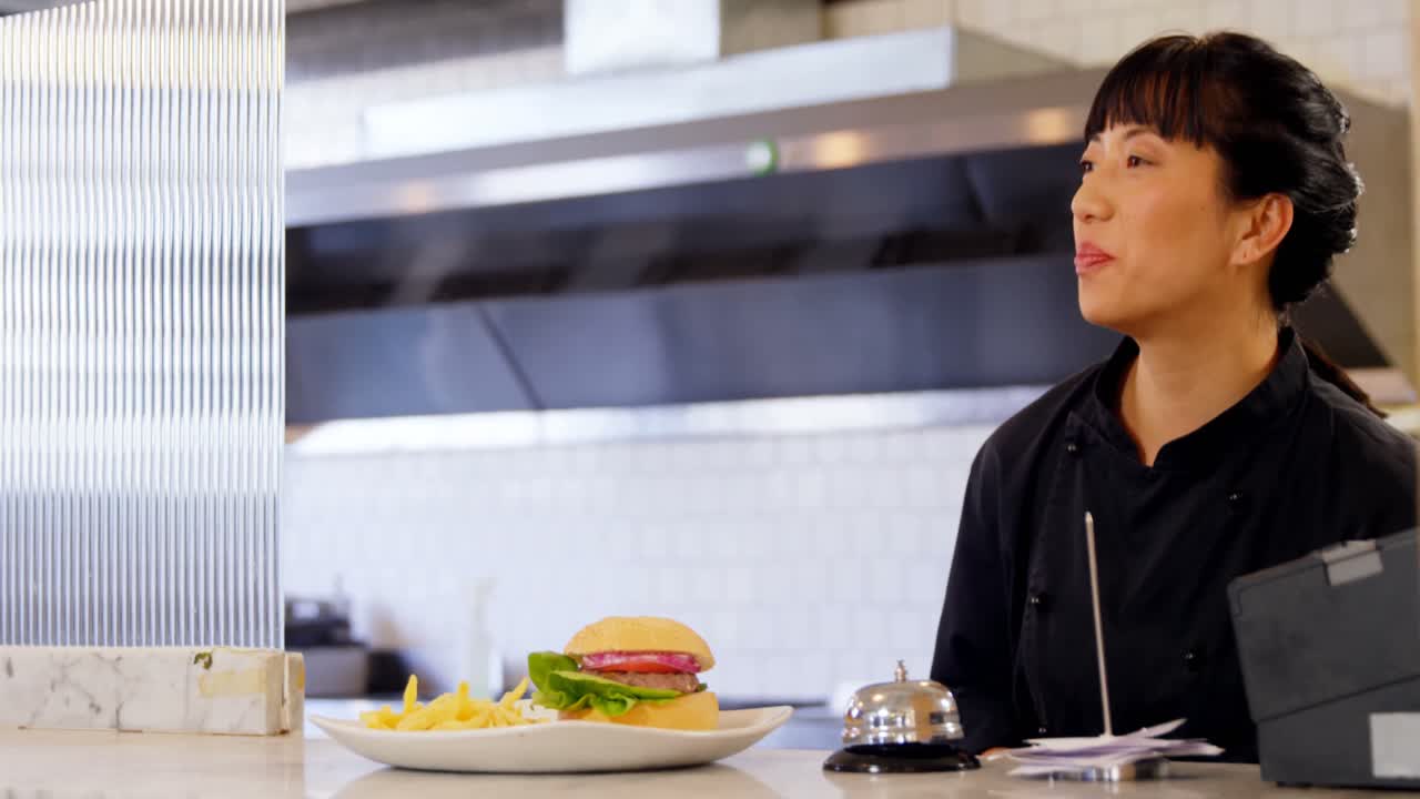 4k 카운터의 주문 종을 울리는 웨이트리스