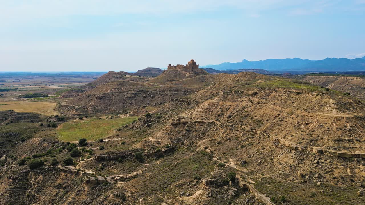 el castillo de montearagón ofrece impresionantes vistas del paisaje circundante.