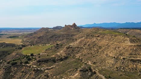 El-Castillo-De-Montearagón-Ofrece-Impresionantes-Vistas-Del-Paisaje-Circundante.