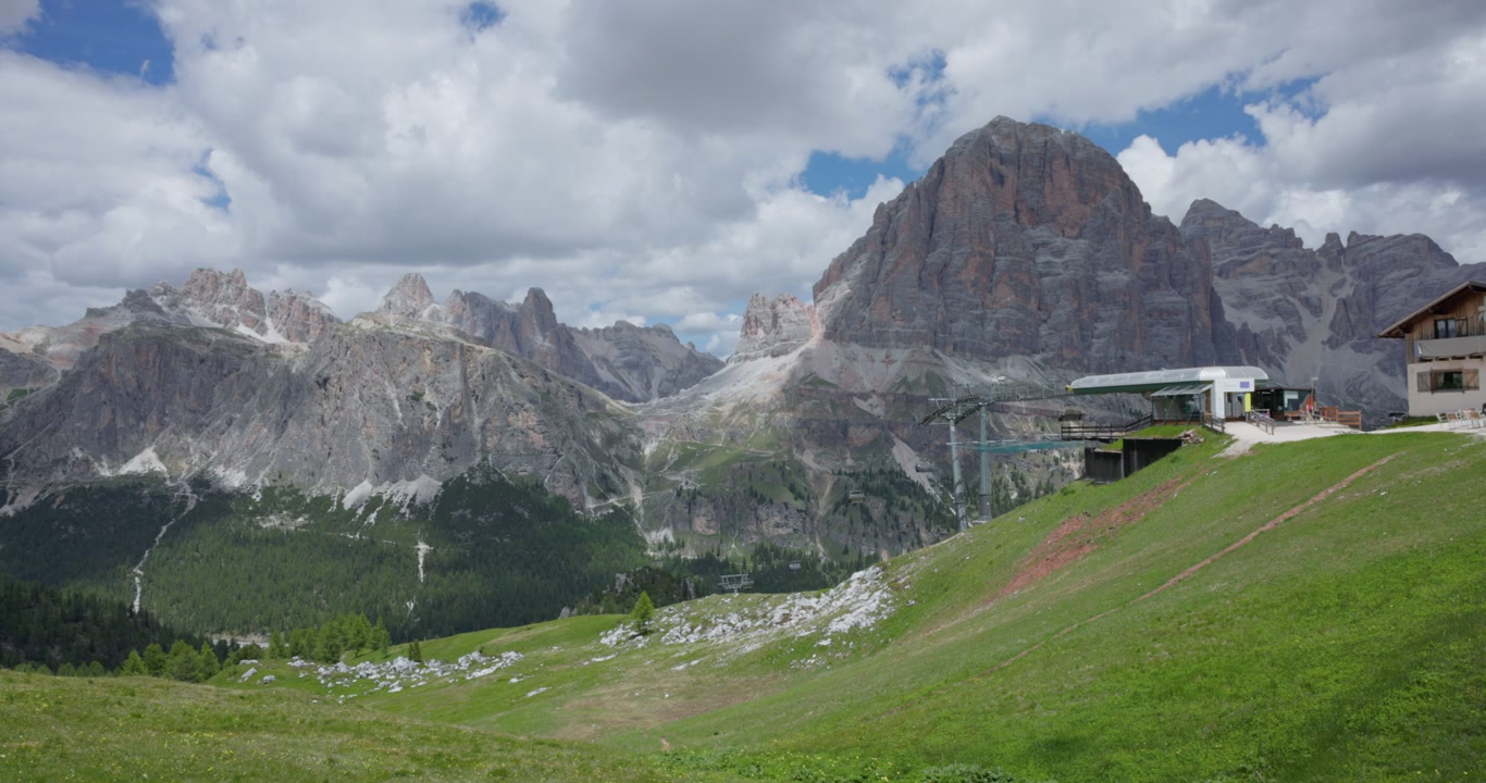 Svævebane ved bjerghytten Rifugio Scoiattoli i Cinque Torri-området nær Cortina d'Ampezzo i Dolomitterne, Italien. Vidvinkelbillede.